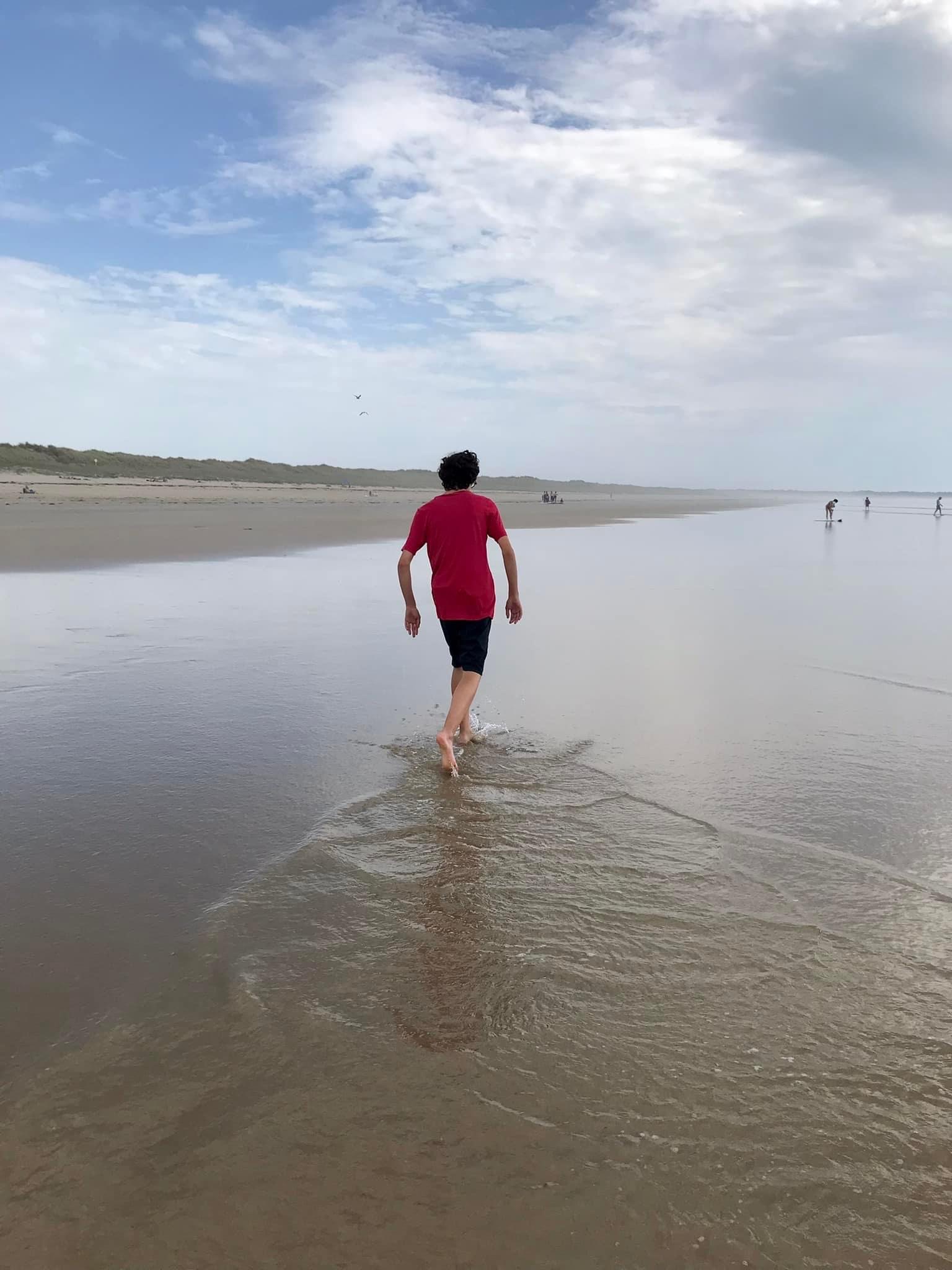 soutien thérapeutique, homme les pieds dans l'eau
